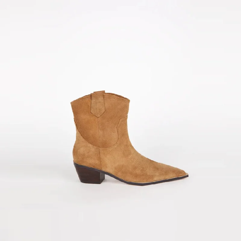 Chic & Cozy Collection Kari Western Suede Boot (Honey)